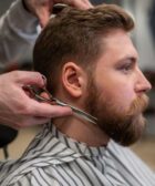 barbero-recortando-barba-de-un-cliente-cuidado-de-barba-maquinillasdecortarpelo.com_